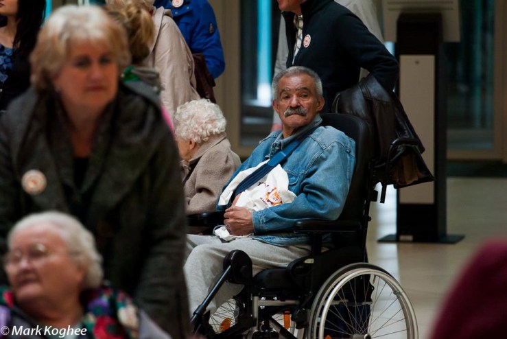 Disabled elderly were given a tour through Zaanstad's new town hall by volunteers on March 16.