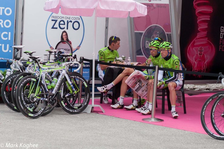 The Cannondale team go for a coffee before the start.