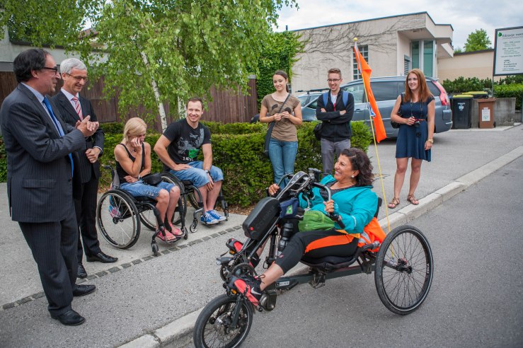 This summer Funda is travelling from Amsterdam to Istanbul. The easiest way to do this is by plane, you can also go by car or by bus, maybe even the boat is an option. When you are in a wheel chair all these means of transport face you with challenges. Funda is not afraid of a challenge. She travels from Amsterdam to Istanbul by handbike.