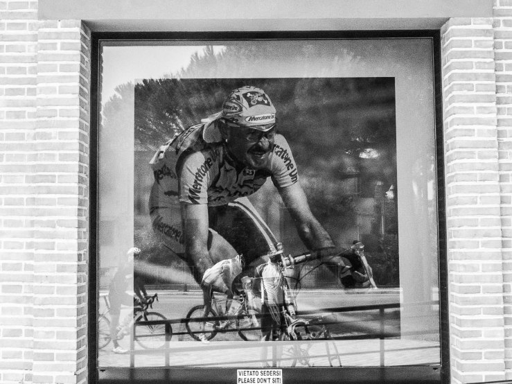 Bandanna or Bandana: ban·dan·na noun \ban-ˈda-nə\ : a square piece of cloth that is used as a head covering or worn around the neck (Merriam-Webster) The bandana became a trademark of Pantani.