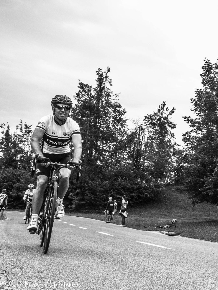 Of all cyclists who passed by, this man was the only one who rode up the climb with a smile. And why wouldn't he? He is Gilberto Simoni and he won the Giro d'Italia twice. Simoni wasn't participating. He was a VIP and he was making an easy sunday morning ride.